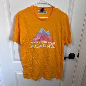 District Find Your Wild Alaska Graphic T-Shirt Mens Medium Gold Yellow Cotton
